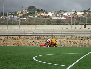 Máquina de mantenimiento de césped artificial de fútbol